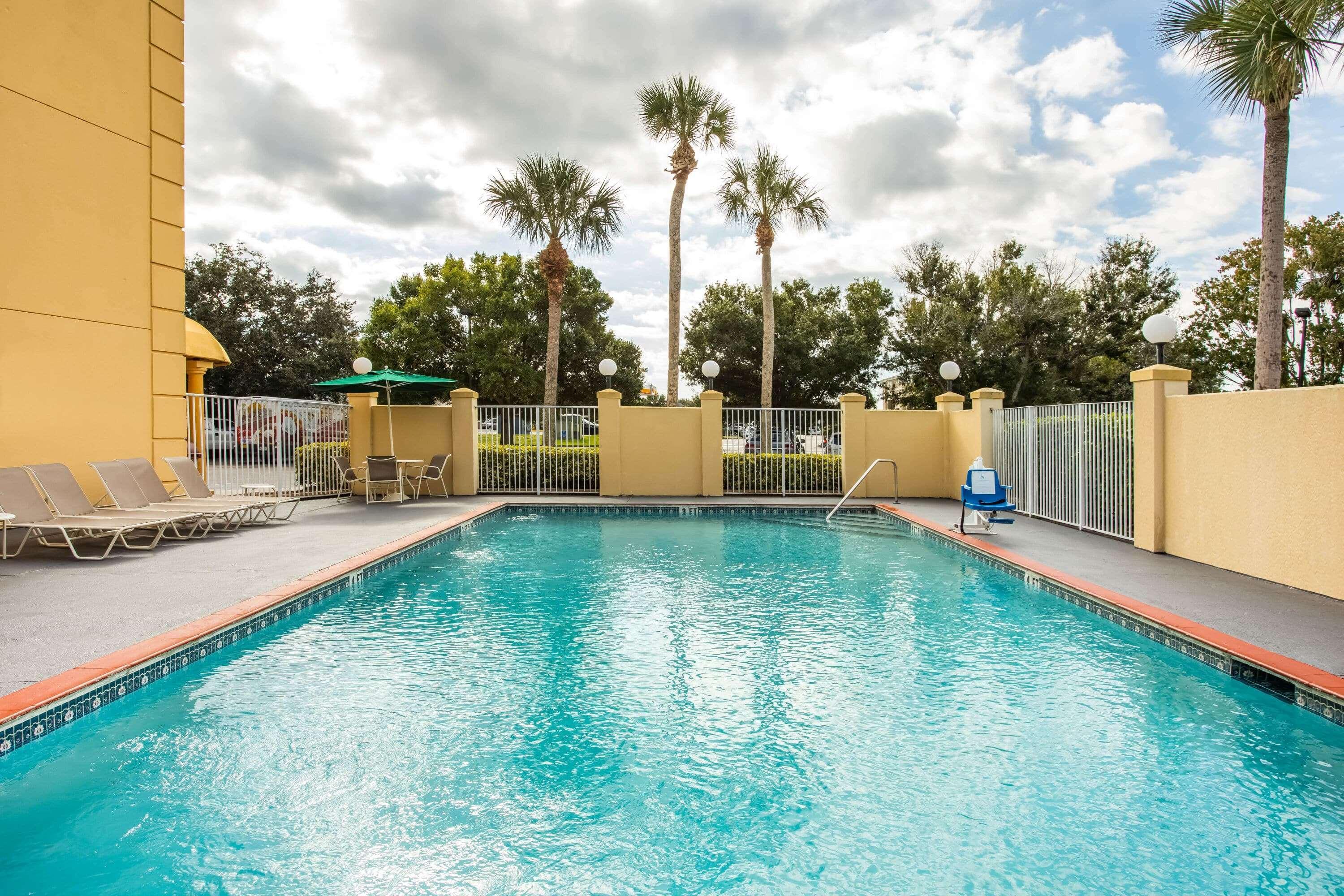 La Quinta By Wyndham Melbourne Viera Hotel Exterior photo