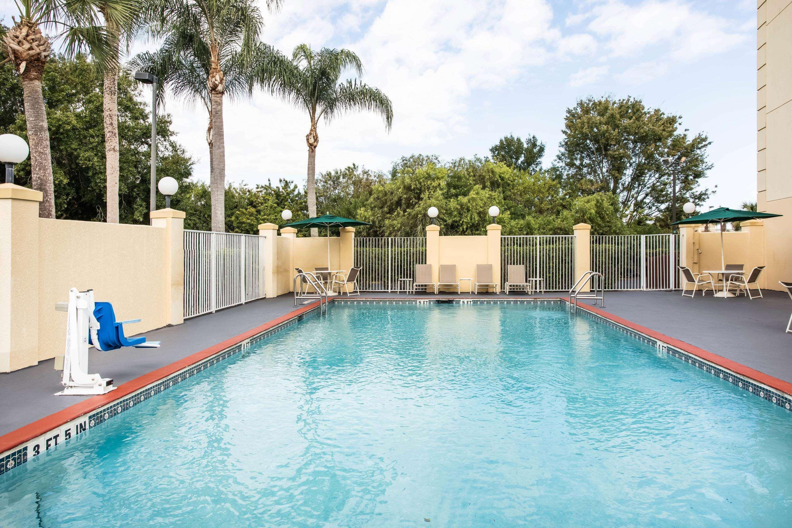 La Quinta By Wyndham Melbourne Viera Hotel Exterior photo