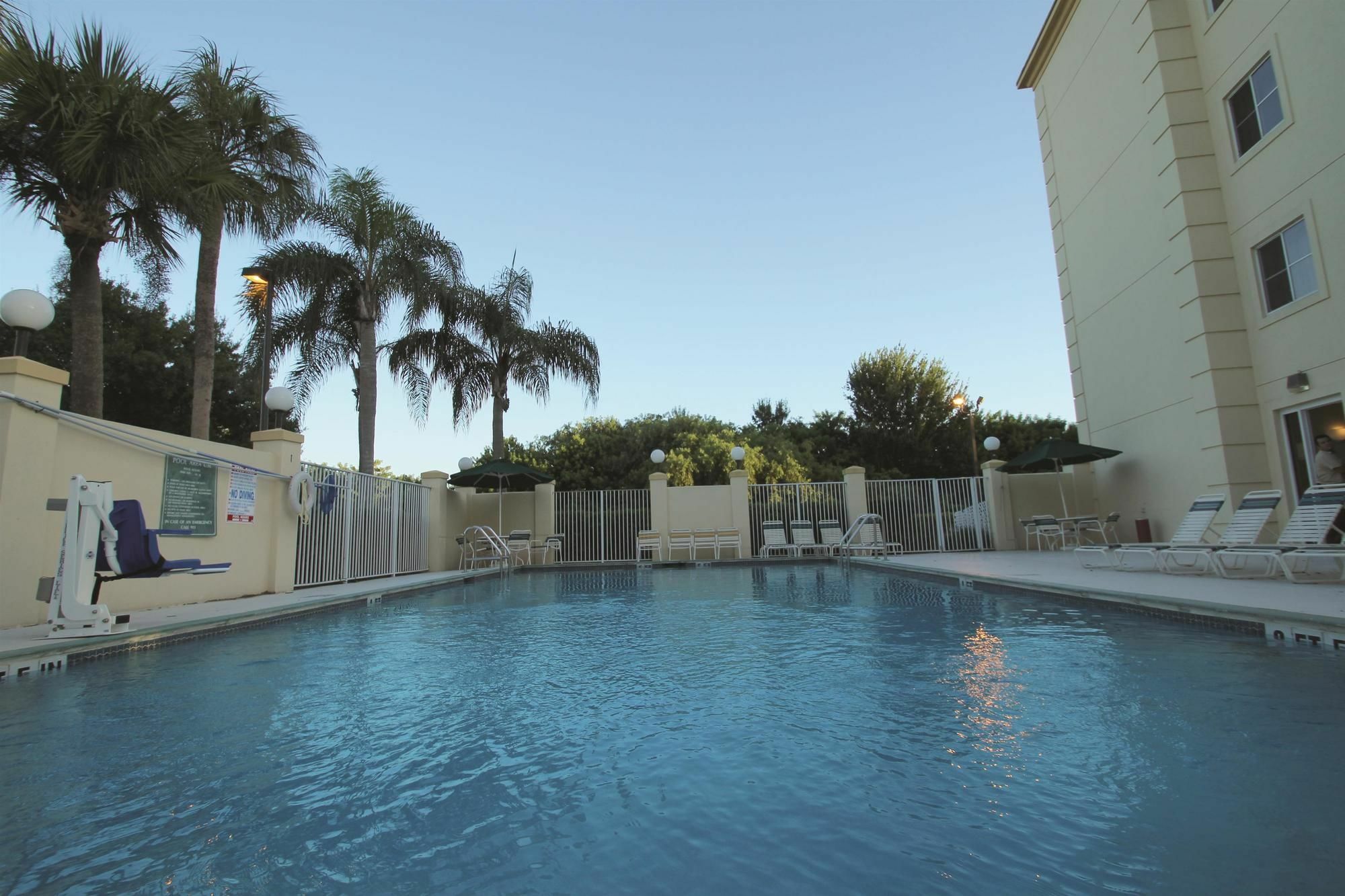 La Quinta By Wyndham Melbourne Viera Hotel Exterior photo